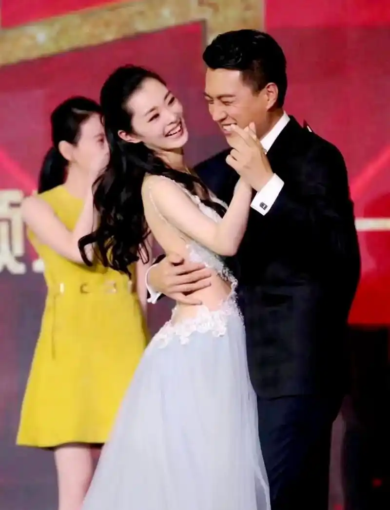 宋轶靳东的裙子真的躲不开[左捂脸][左捂脸]