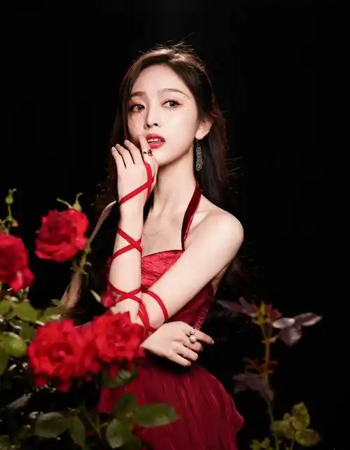 吴宣仪玫瑰红裙写真 人比花娇 时尚妖娆_光影_网络_图片