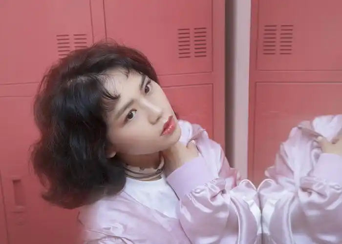 歌手黄英最新写真 灵动优雅时尚感满分