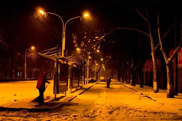 风雪无阻扫路人