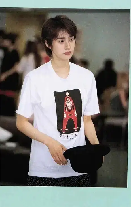 梅艳芳,无论男装女装都是风华绝代,和哥哥站一起怎一个养眼了得.