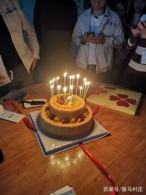 生日会现场布置多喜庆 好大的蛋糕多漂亮!