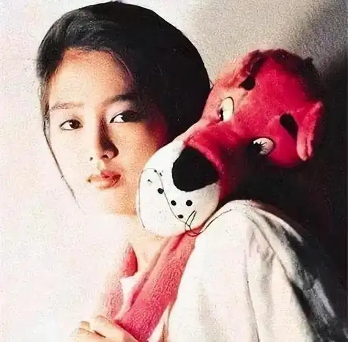 回顾豪门千金朱丽倩携亿万身家嫁给刘德华46岁高龄产子今怎样了