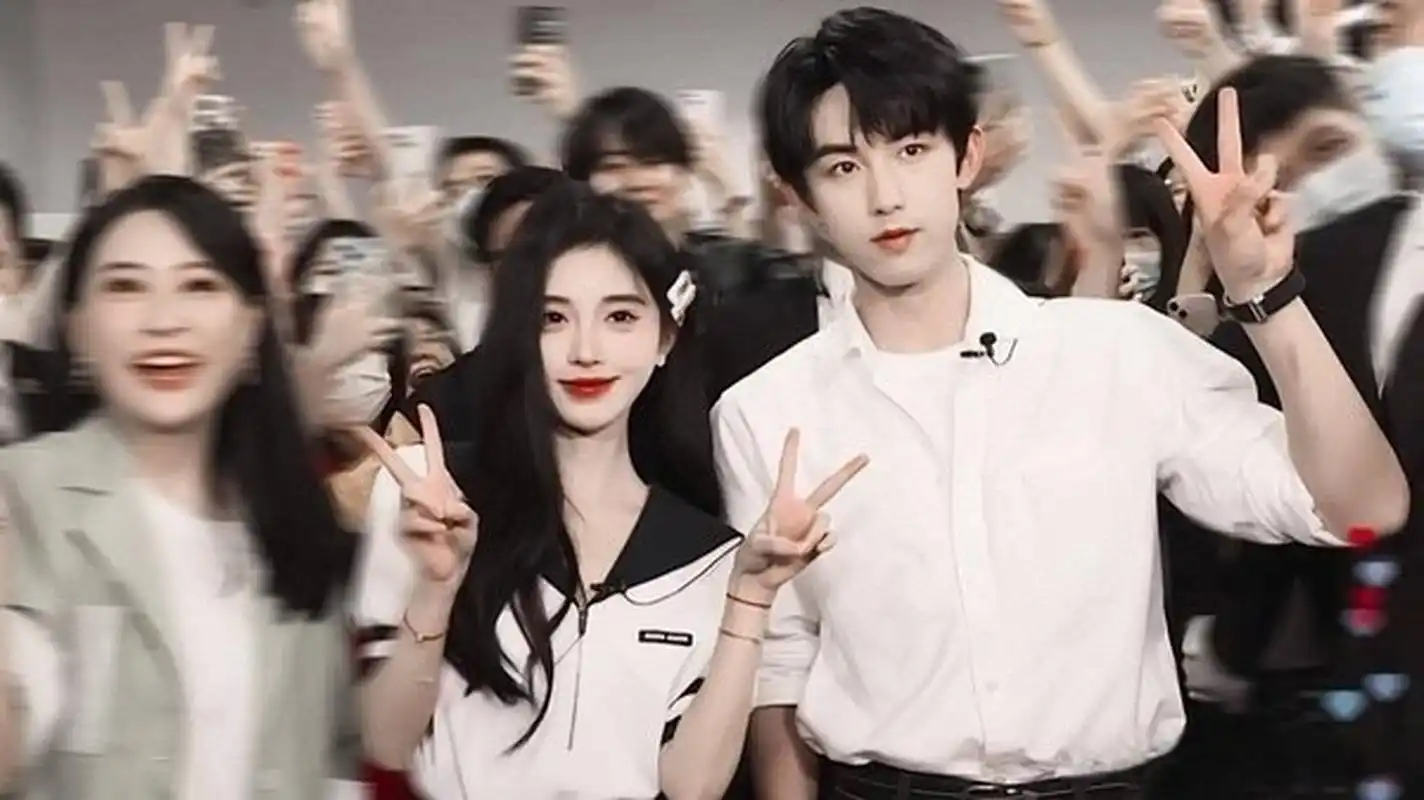 鞠婧祎郭俊辰打包去现偶#郭俊辰鞠婧祎扫楼也太甜了吧,识相的导演速