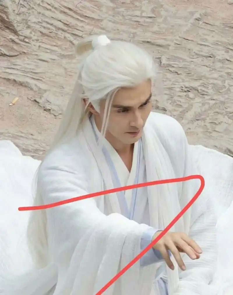 高伟光哑舍白发路透生图 这个造型很像东华帝君,但是蓬松多了,头套比