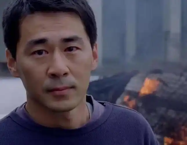 在这部电影里,陈建斌 31 岁,年纪不轻,俗话说谁年轻时不是个大帅哥,但