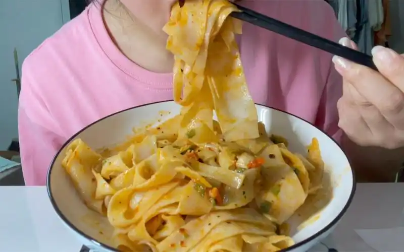 大家喜欢吃麻酱面皮还是酸辣面皮呀我吃酸辣比较多