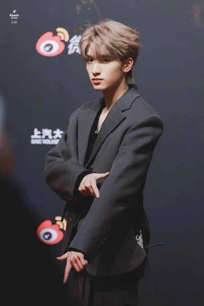 严浩翔极限挑战深v西装造型路透##严浩翔复刻立牌造型#极挑你是盏的