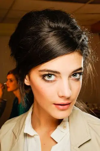 欧美范时尚伴娘发型图片绿叶也很耀眼