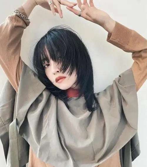 高层次碎发#广州塔#减龄发型#女生短发发型这款发型边缘层次柔和自然