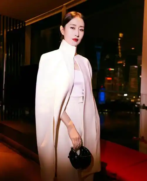 3月3日,刘敏涛工作室分享了参加线下活动的造型美照,刘敏涛穿白色套装