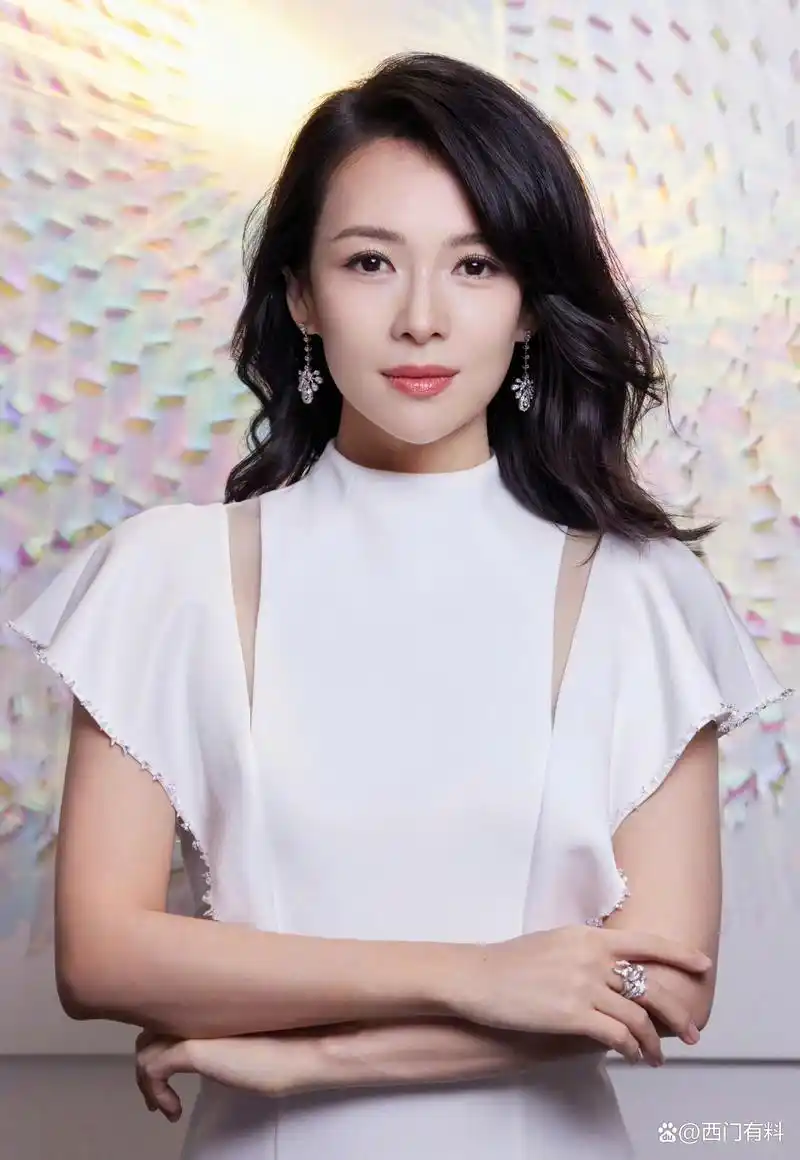 章子怡今日活动造型,白色礼服搭配高级珠宝,贵妇气质光彩照人!