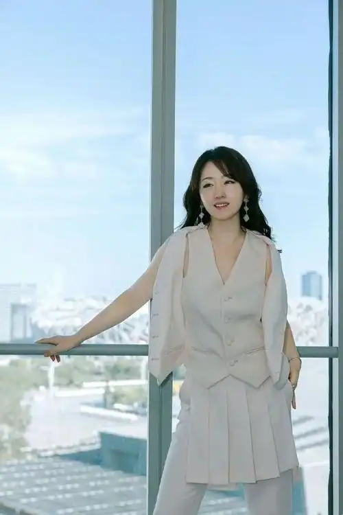 52岁杨钰莹出席时装周穿马甲套装拎20万包头大身子小