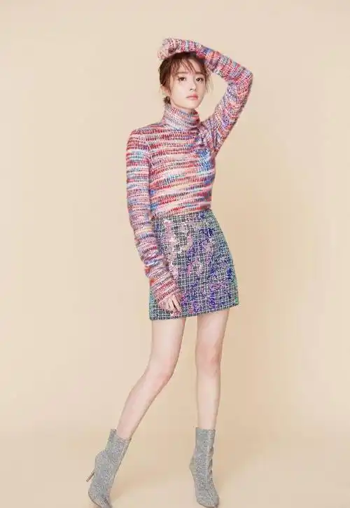 原创胡冰卿的裙子是什么高科技不仅会变色好像还能在上面投影