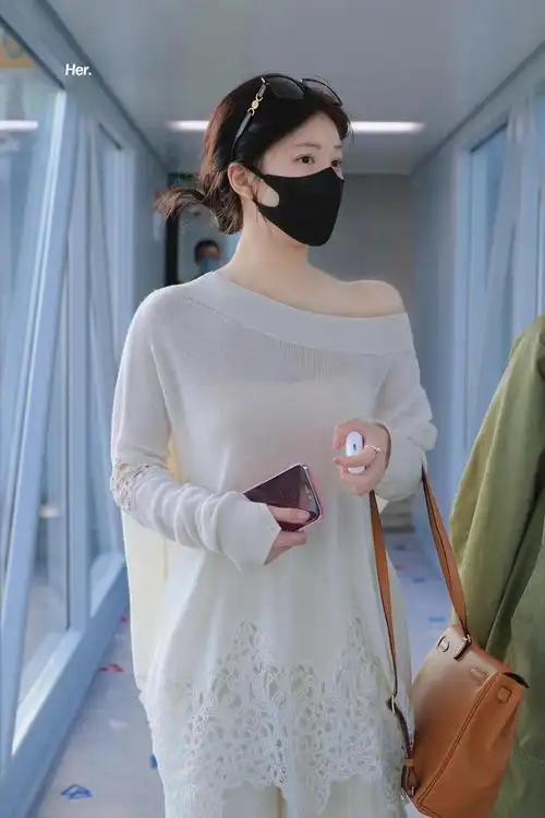 赵露思今日机场街拍私服! 白色系上下层次搭配,温柔又美丽