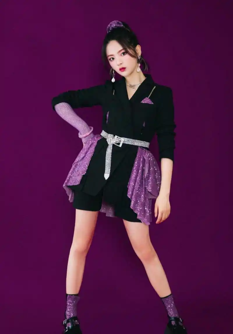 火箭少女曝集体写真,全员紫色系梦幻性感,网友:一个个身材绝了