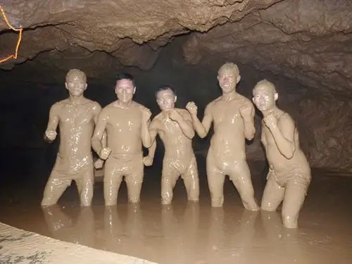 岩洞泥巴浴:给人十八铜人的感觉,肌肉男好霸气!