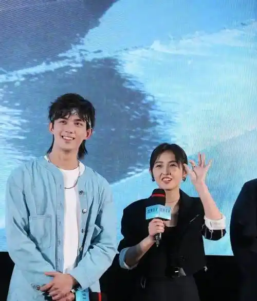 吴磊后悔没邀胡歌看首映,张子枫身穿抹身材裙,两人新片还有吻戏_网友