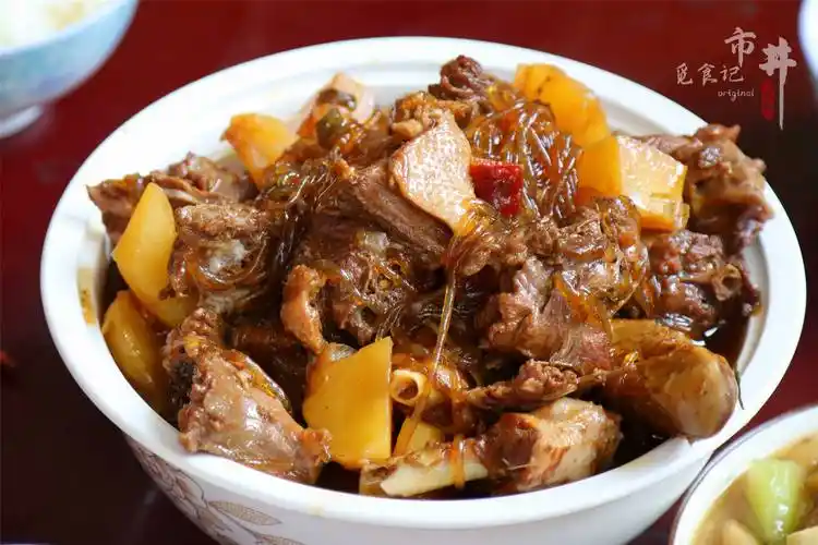 展示出只有东北人才懂得奥秘的拿手绝活,一锅锅热气腾腾的炖菜,把东北