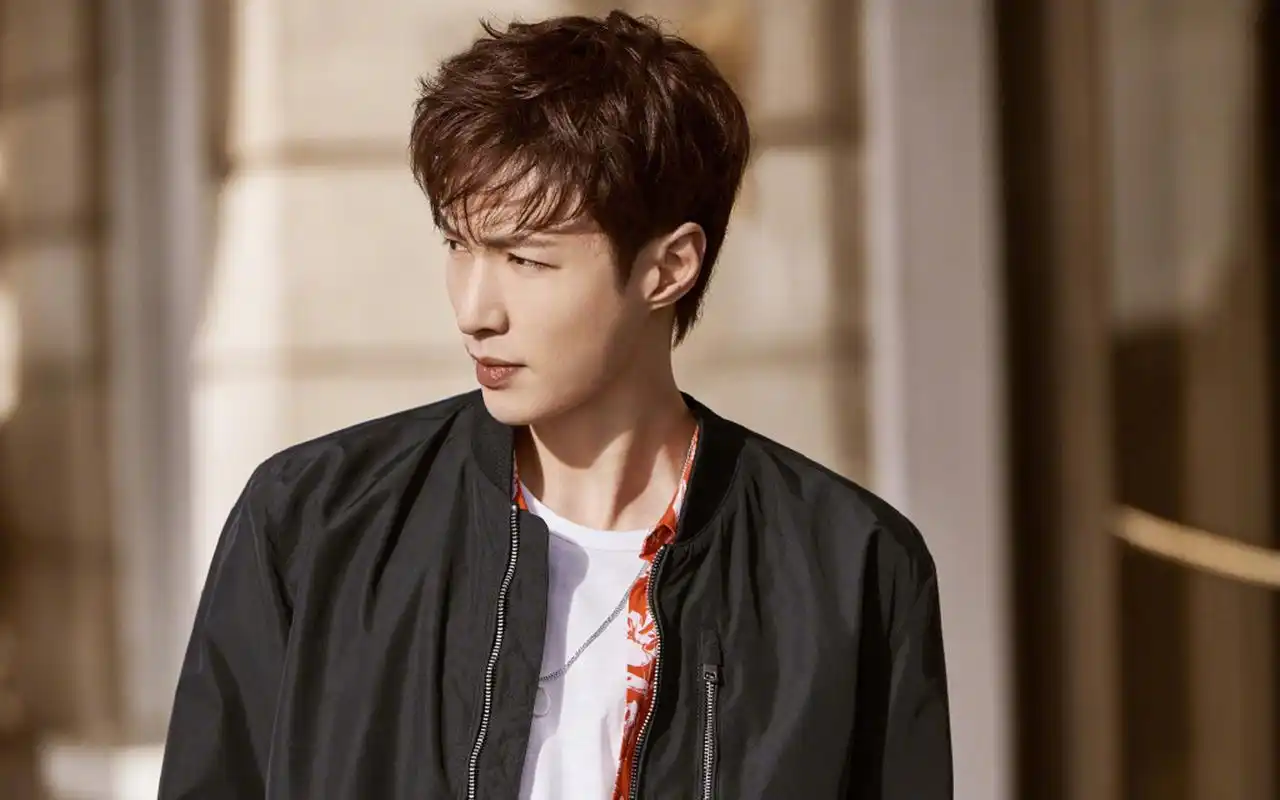 尺寸是: 图片来自用户"神秘人"投稿分享  上一张 下一张 简介 张艺兴