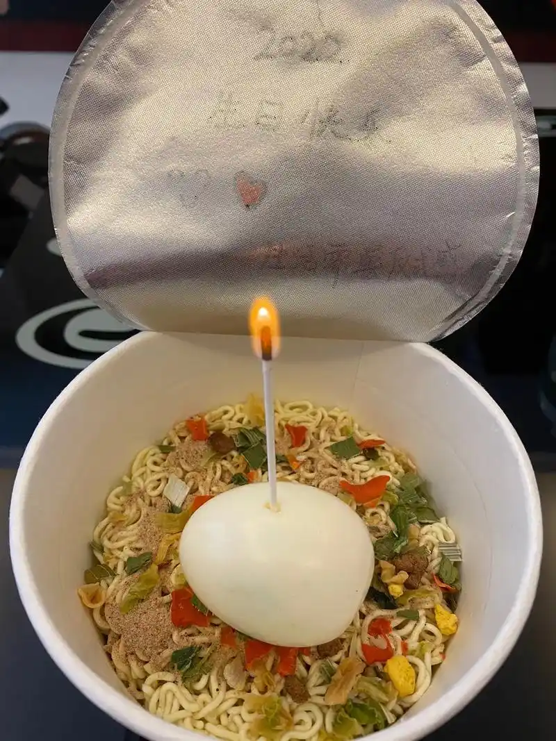 祝自己生日快乐 一桶泡面,一个鸡蛋,一根棉签蜡烛,愿时光能缓