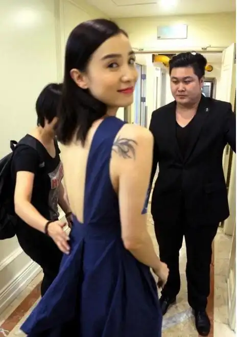 随意一个背影截图也是一妥妥的风景画为了总攻路线,小宋佳也是太拼了!