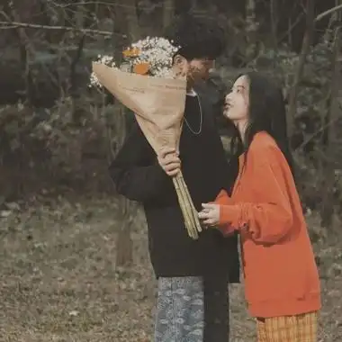 情侣头像捧花遮脸高清文艺的情侣头像一男一女捧花图片