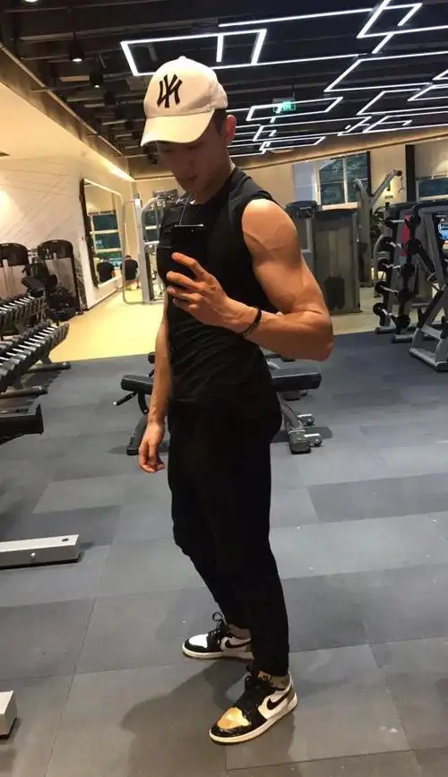 健身塑造出胸肌腹肌人鱼线这位肌肉小哥火了侧脸像极了黄子韬