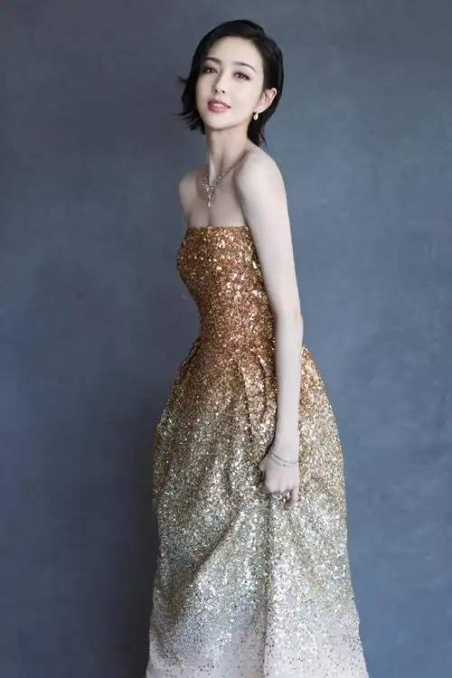 金光闪闪露肩抹胸长裙礼服迷人至极 佟丽娅,新疆美女,女演员,大陆明星