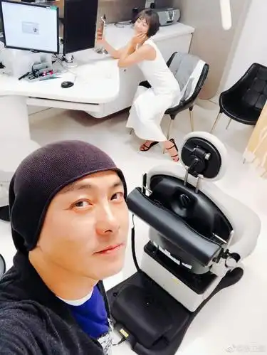 张卫健夫妇医生办公室玩自拍老婆凹造型成功抢镜