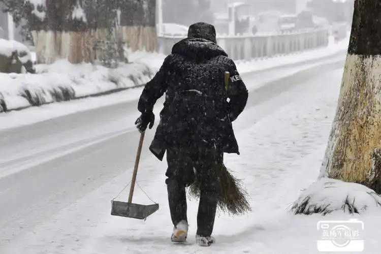 行走在雪中的人【原创摄影】