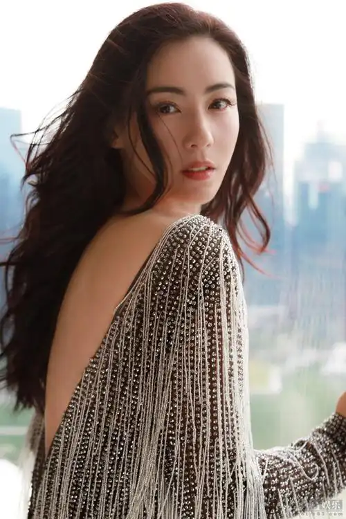 张柏芝穿银色流苏裙秀美背 回眸一笑太迷人