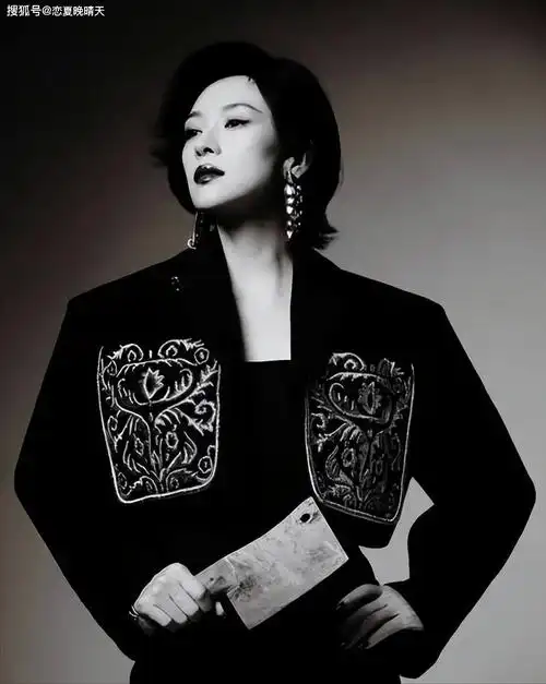 章子怡为新片提着菜刀拍杂志封面 为新片开启宣传