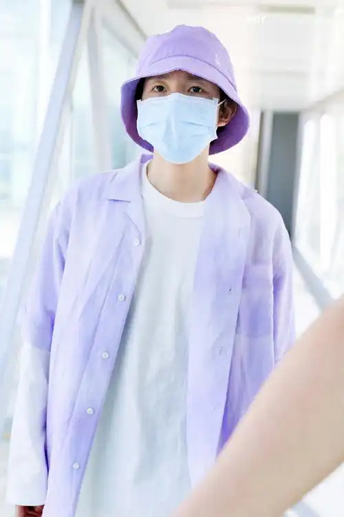 王源紫色渔夫帽机场造型