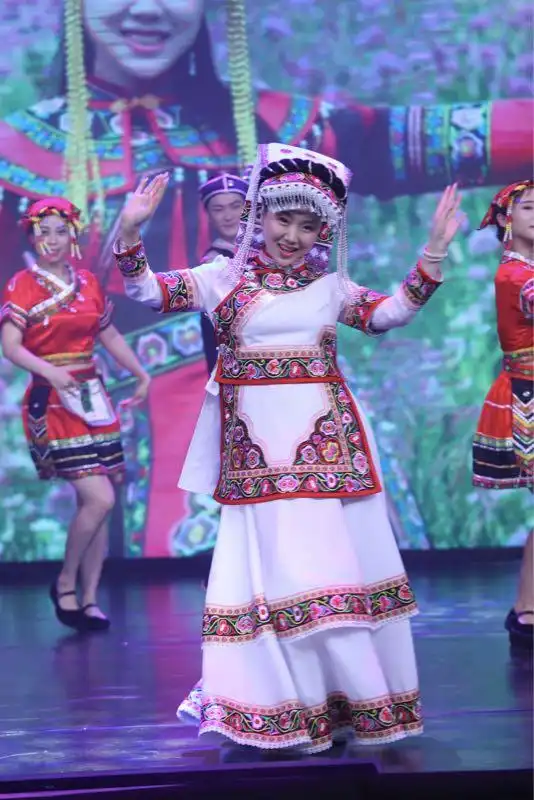 盘点歌手肖洋少数民族风情歌曲造型