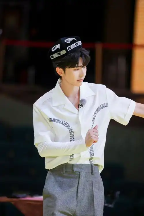 跑男来了95视频sniperaugust_蔡徐坤傻站漂亮姐姐_kunsland·蔡徐坤