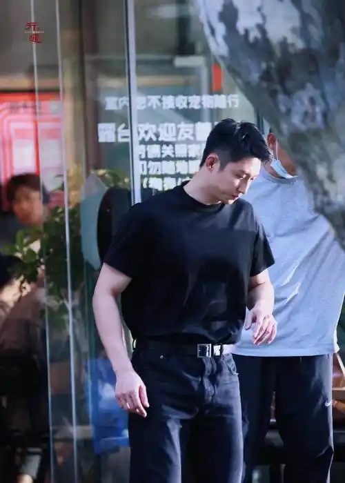 王雨馨再控诉:一年花上千万为黄景瑜买衣服,老家车房装修全包!