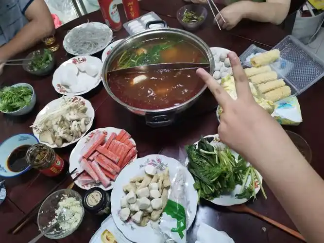 天气热了感觉总想吃点不一样的,于是晚上和婆婆说了家里吃麻辣火锅