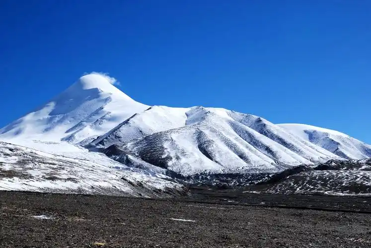 青海省格尔木市昆仑山主峰玉珠峰雪山冰川美景如画