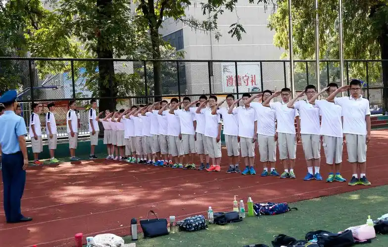 开学季:安庆一中高一新生今天军训