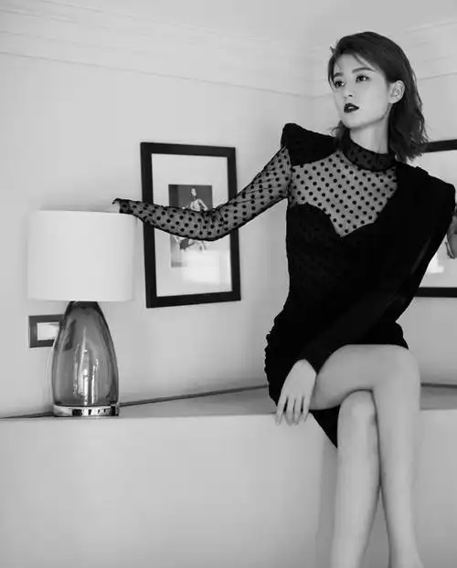 乔欣不再是乖乖女了,穿半透视裙成熟性感,"死亡"唇色美得惊艳