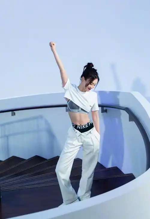 袁姗姗的打扮有点大胆用内衣外露法来秀小蛮腰这马甲线太绝了