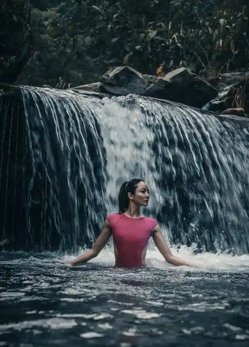 花样游泳女神蒋婷婷姐妹在森林瀑布中展现健美身材_蒋文文_照片_峨眉