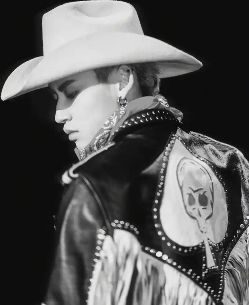 小鬼王琳凯身着酷飒十足的西部牛仔装,亮相第五场个人音乐会