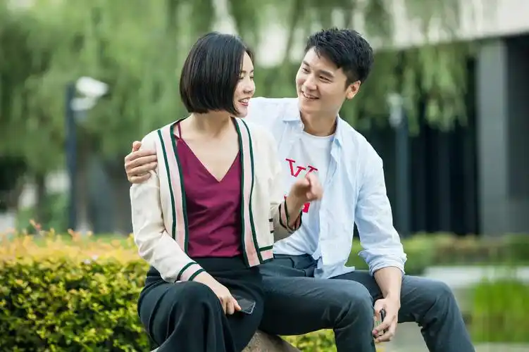 青年情侣约会图片