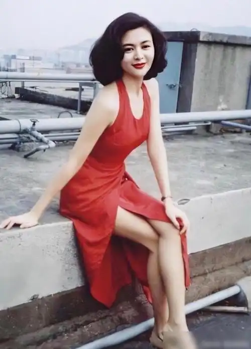 令男星神魂颠倒再多的丑闻也没拖垮关之琳靓绝全港的称号