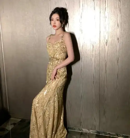 孔雪儿金色鎏金裙造型华丽璀璨妩媚动人