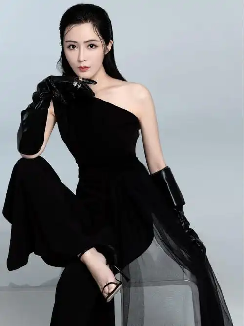 古典含蓄的东方美和先锋前卫的现代性,在这组照片中和谐共存,真是又a