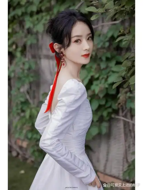 简介:赵丽颖,1987年10月16日出生于河北省廊坊市,中国内地影视女