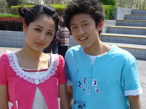 《家有儿女》是由宋丹丹和高亚麟两位演员作为父母带着还是学生的杨紫